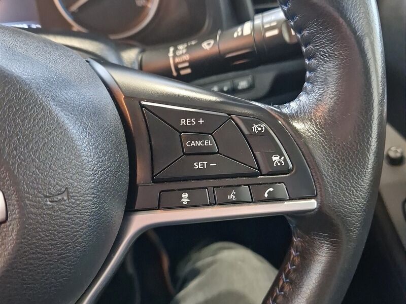 More views of Nissan Leaf