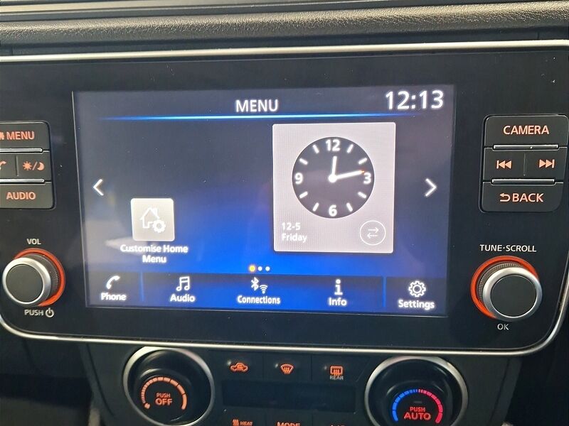 More views of Nissan Leaf