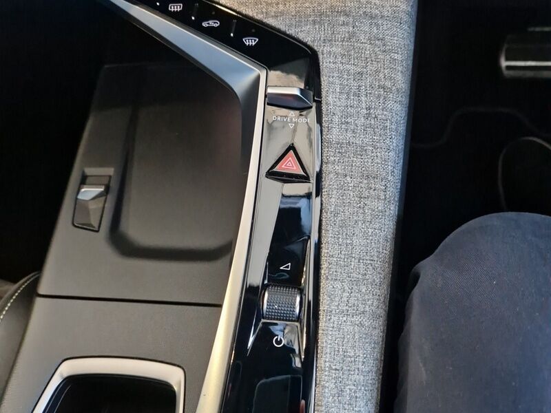 More views of Peugeot 3008