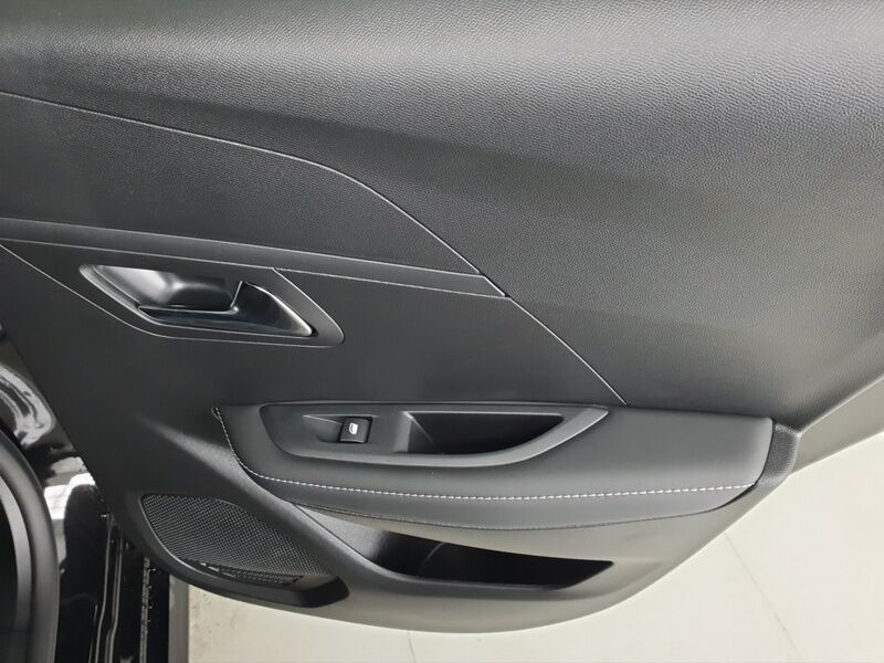 More views of Peugeot 208