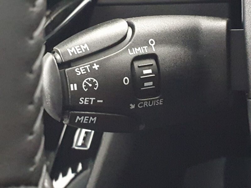 More views of Peugeot 208