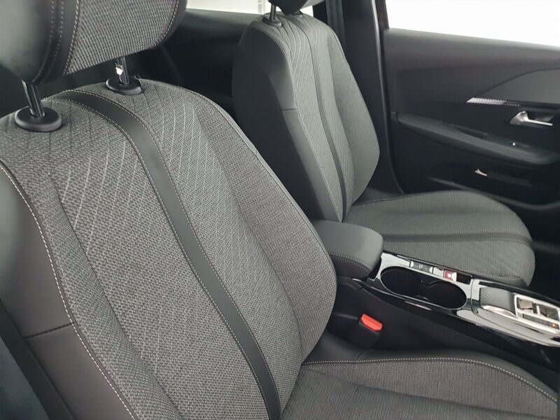 More views of Peugeot 208