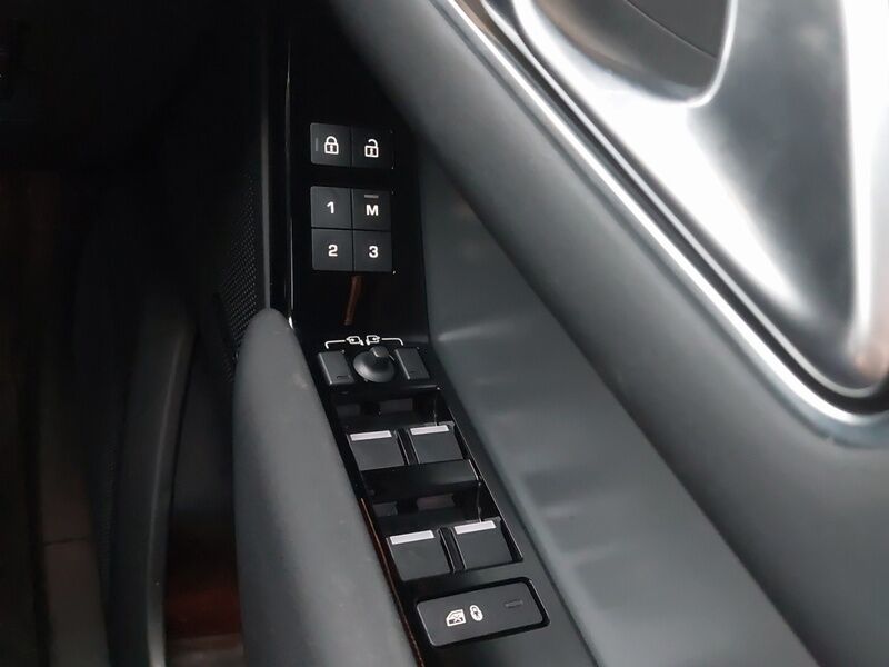 More views of Land Rover Range Rover Velar