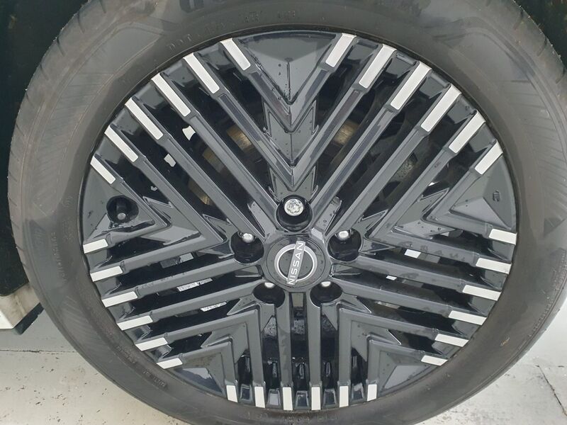 More views of Nissan Leaf