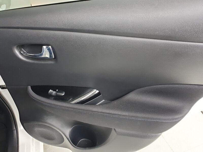 More views of Nissan Leaf