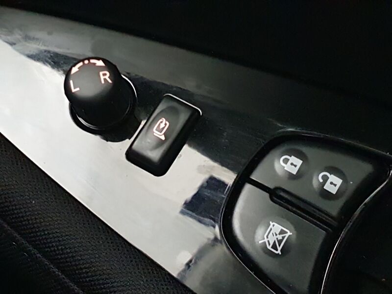 More views of Nissan Leaf