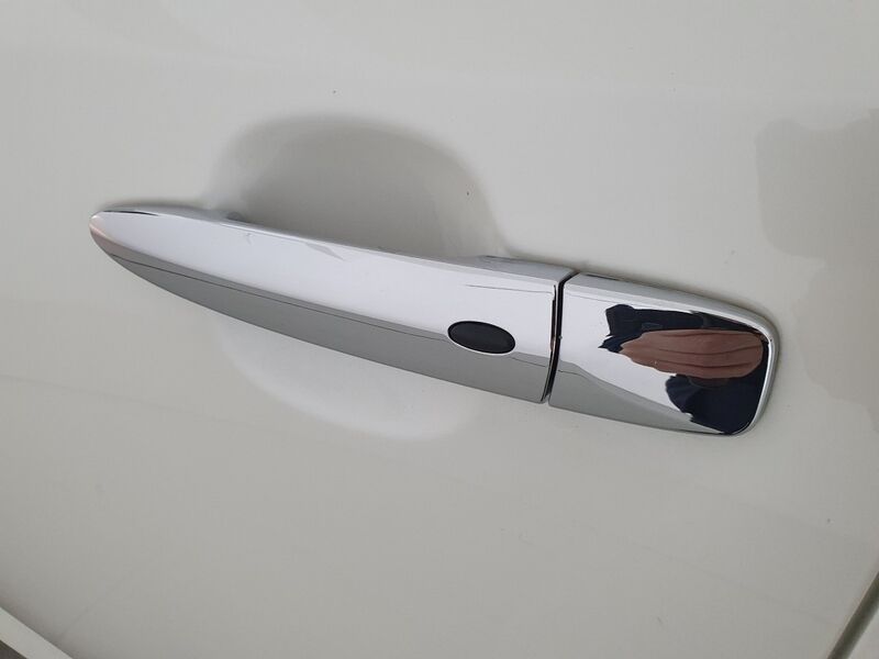 More views of Nissan Leaf