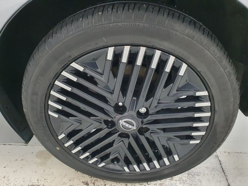 More views of Nissan Leaf