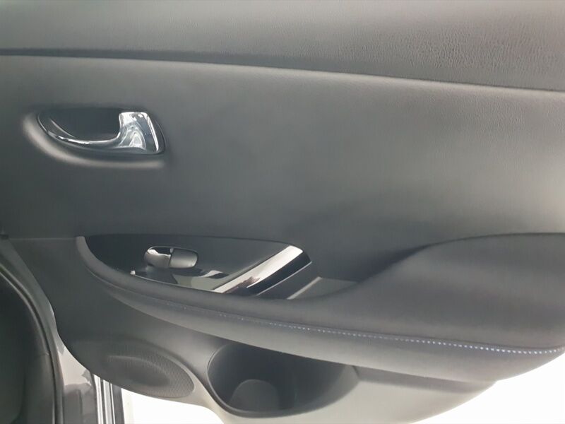 More views of Nissan Leaf