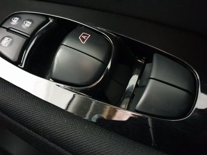 More views of Nissan Leaf