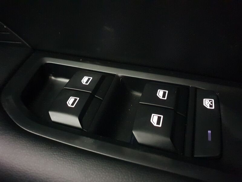 More views of MG MG4