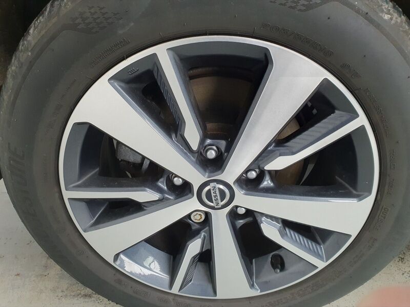 More views of Nissan Leaf