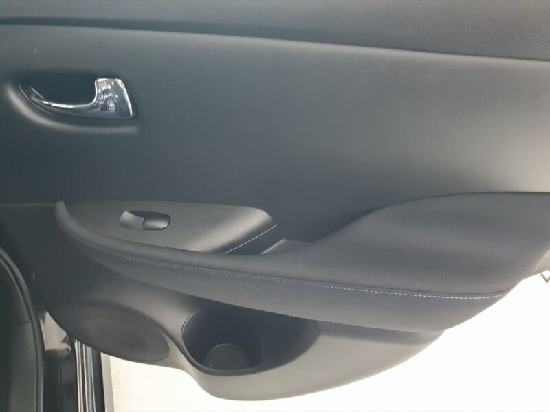 More views of Nissan Leaf