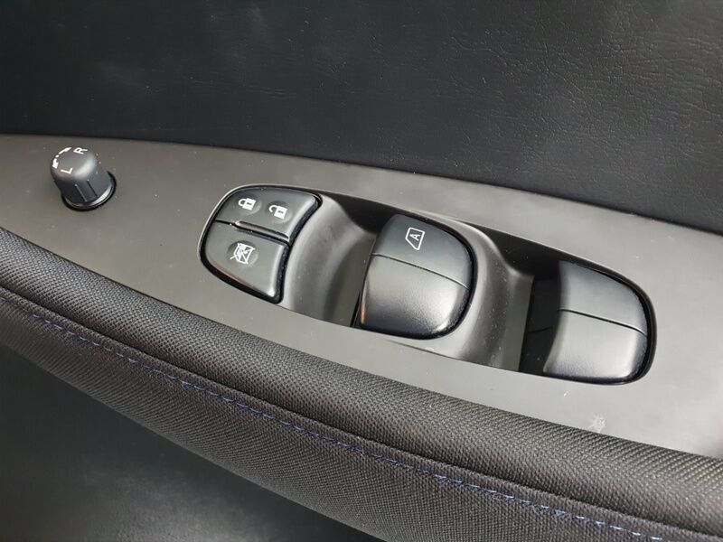 More views of Nissan Leaf