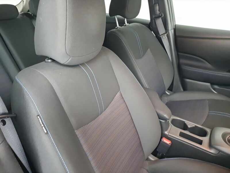 More views of Nissan Leaf