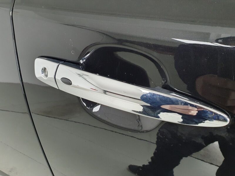 More views of Nissan Leaf