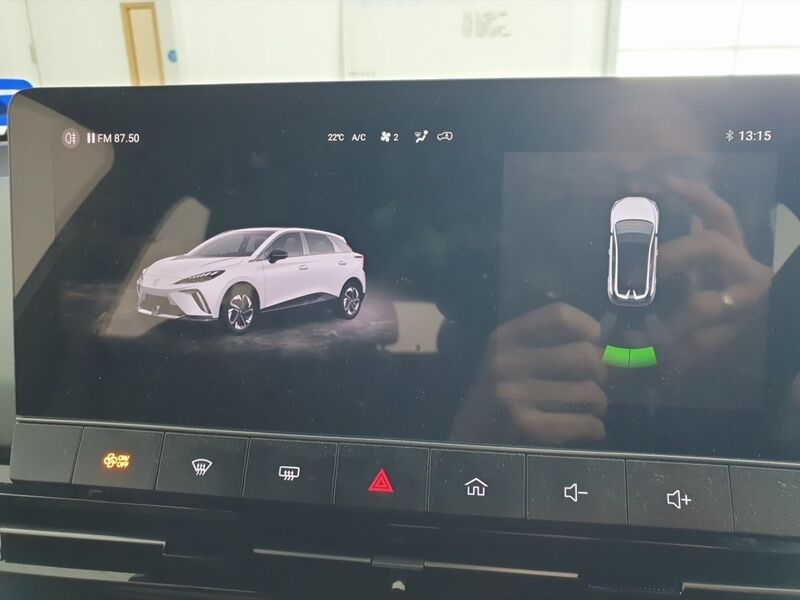 More views of MG MG4