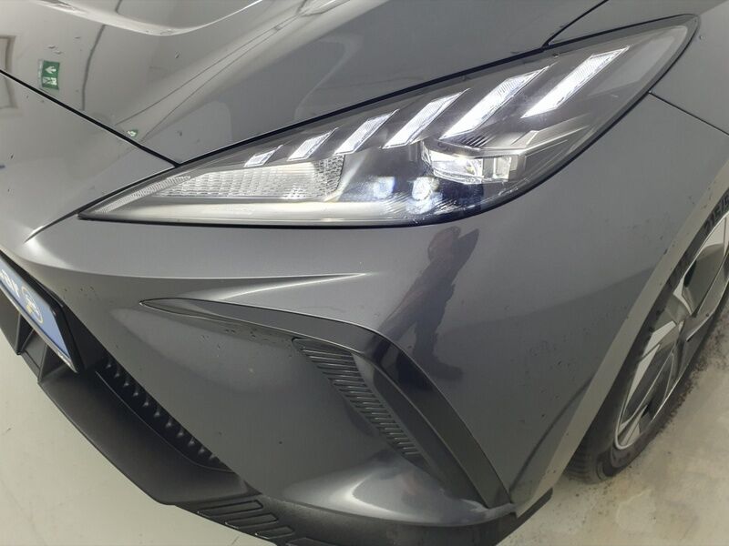 More views of MG MG4