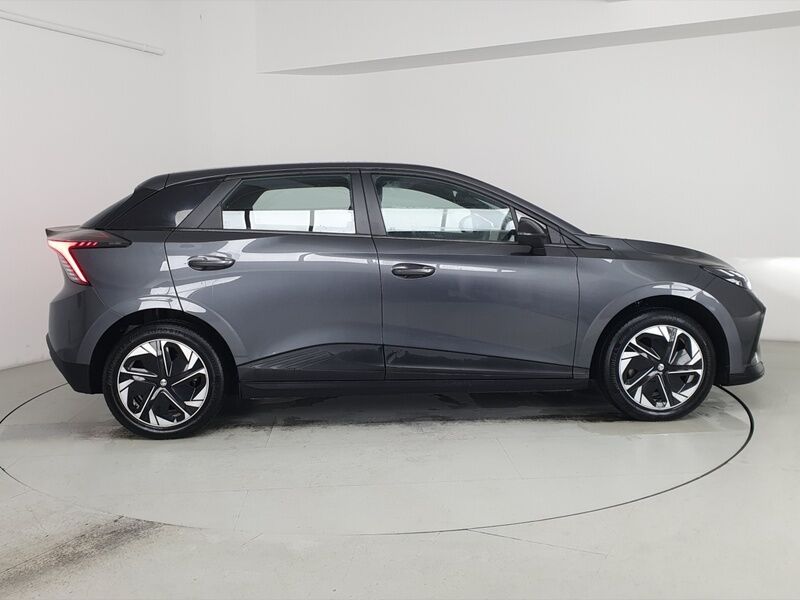 More views of MG MG4