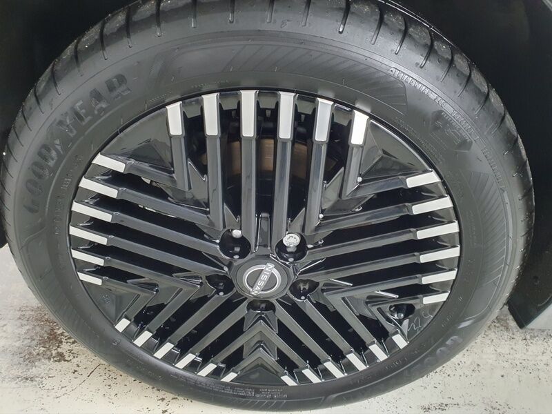 More views of Nissan Leaf