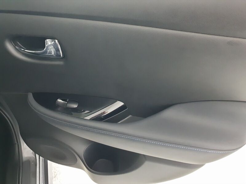 More views of Nissan Leaf