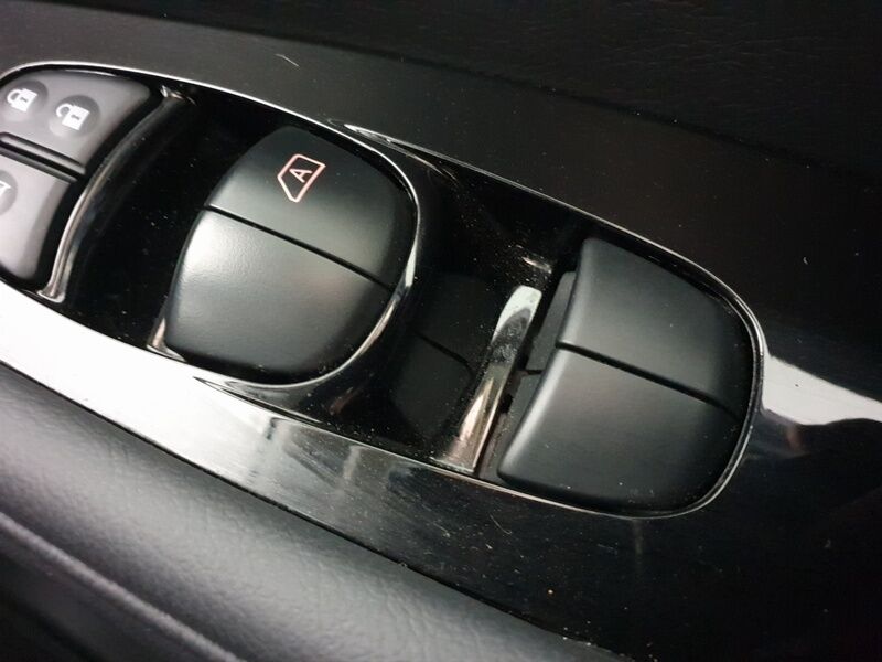 More views of Nissan Leaf