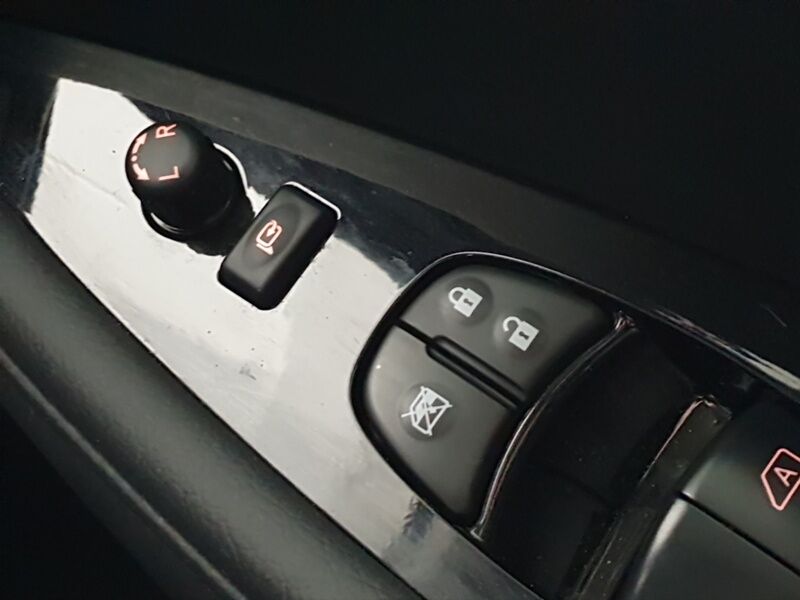 More views of Nissan Leaf