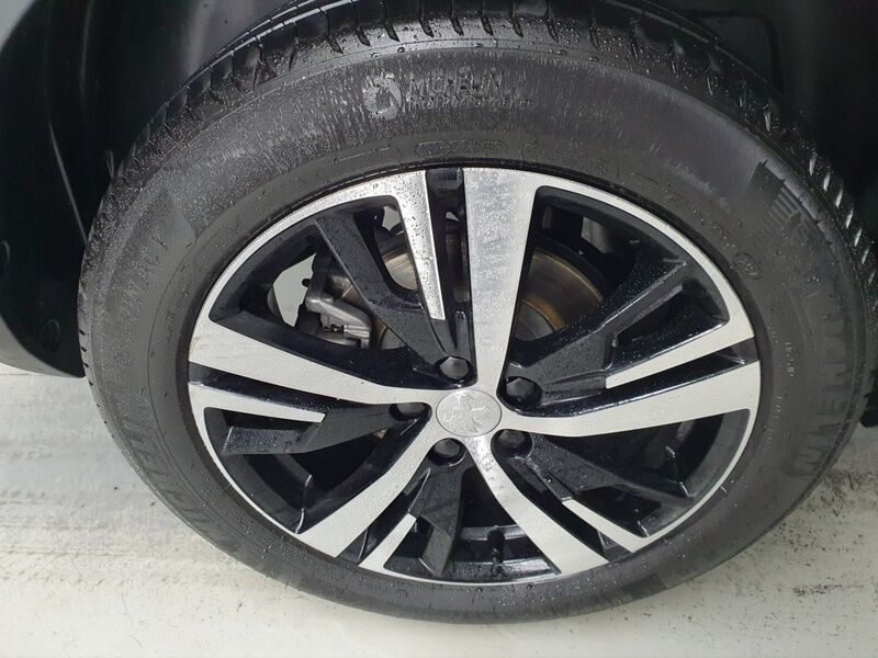 More views of Peugeot 5008