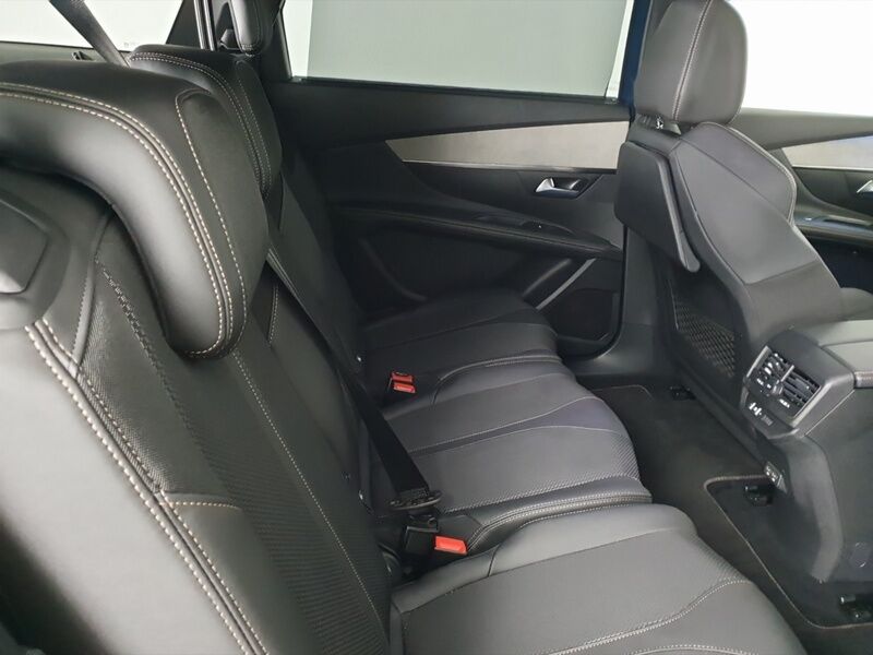 More views of Peugeot 5008