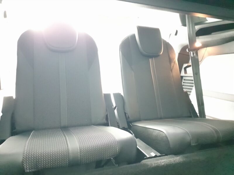 More views of Peugeot 5008