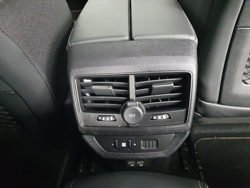 More views of Peugeot 5008