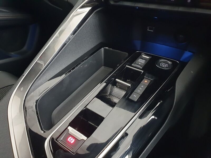 More views of Peugeot 5008