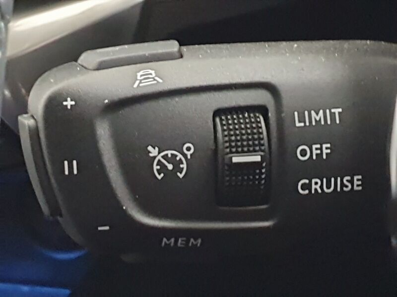 More views of Peugeot 5008