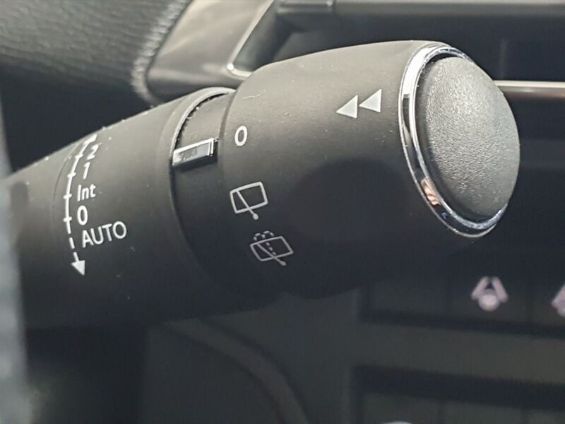 More views of Peugeot 5008