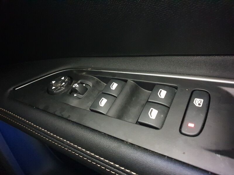 More views of Peugeot 5008