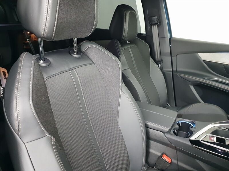 More views of Peugeot 5008