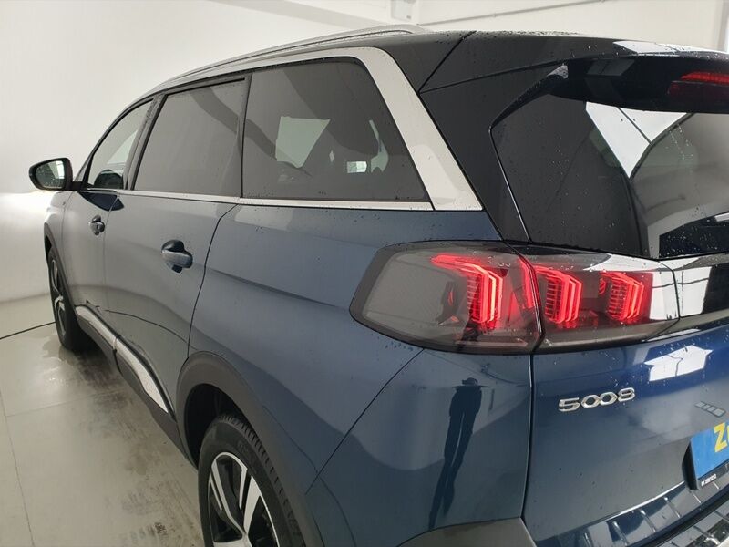 More views of Peugeot 5008