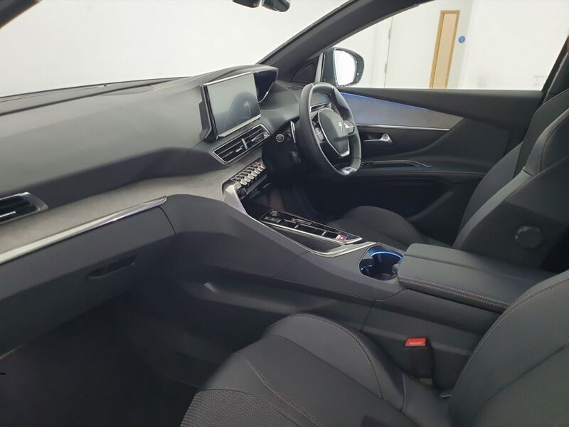 More views of Peugeot 5008