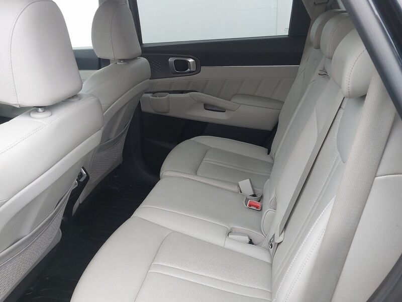 More views of Kia Sorento