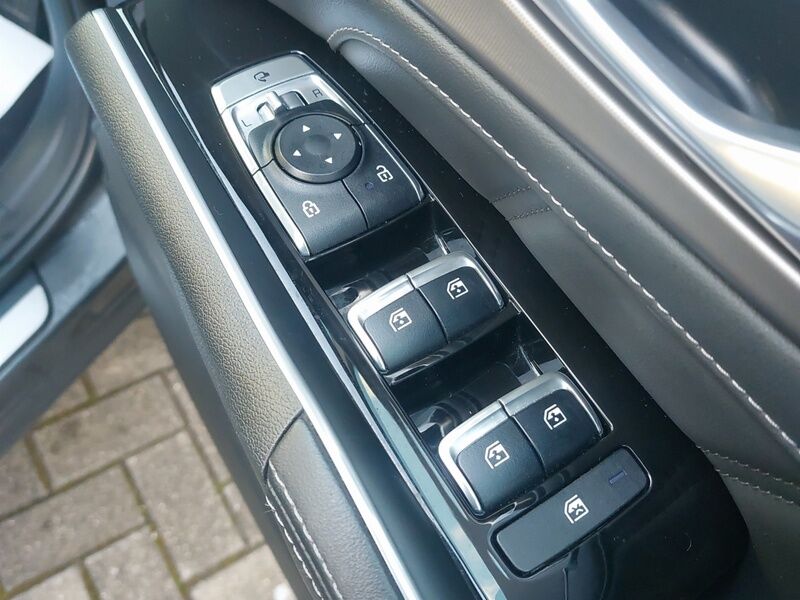 More views of Kia Sorento