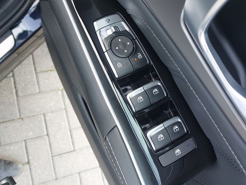 More views of Kia Sorento