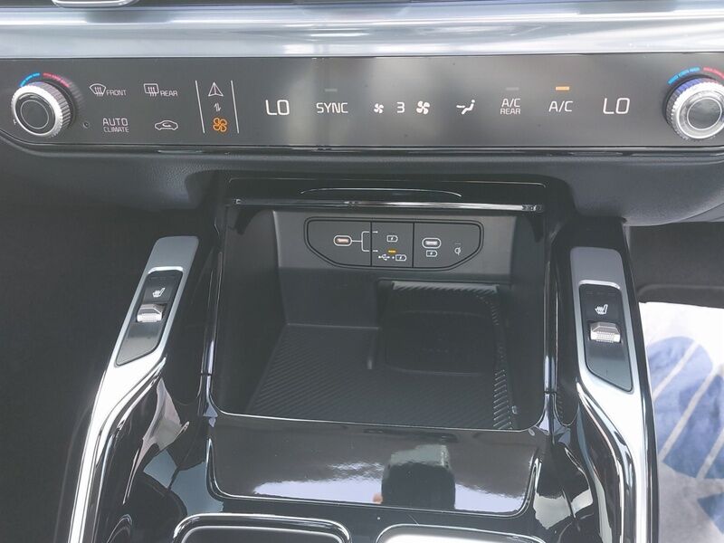 More views of Kia Sorento