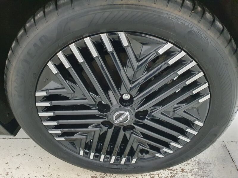 More views of Nissan Leaf