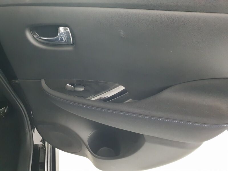 More views of Nissan Leaf