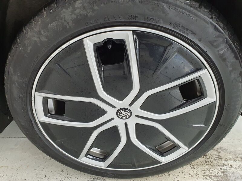 More views of MG MG4