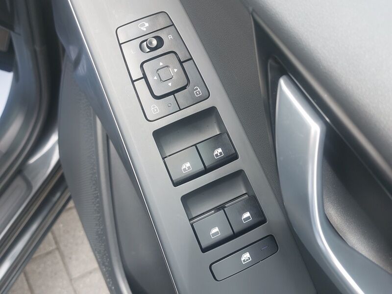 More views of Kia Niro