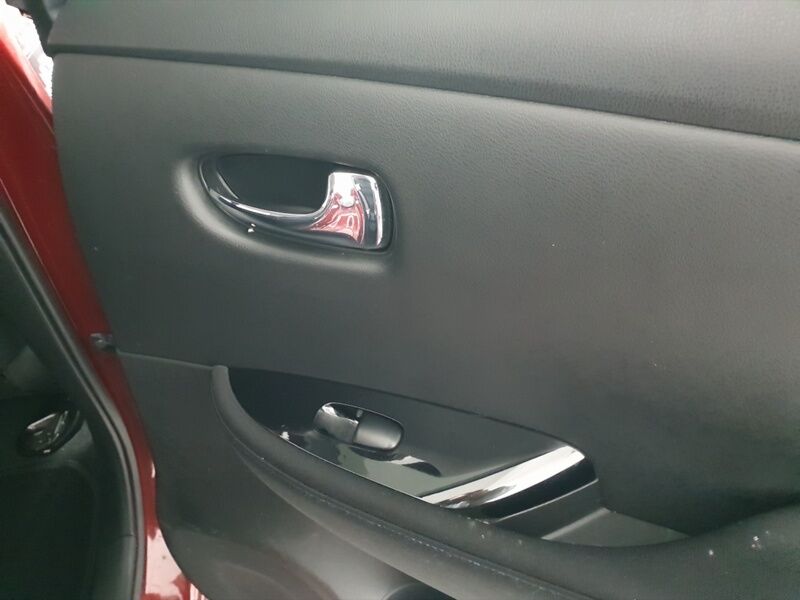 More views of Nissan Leaf