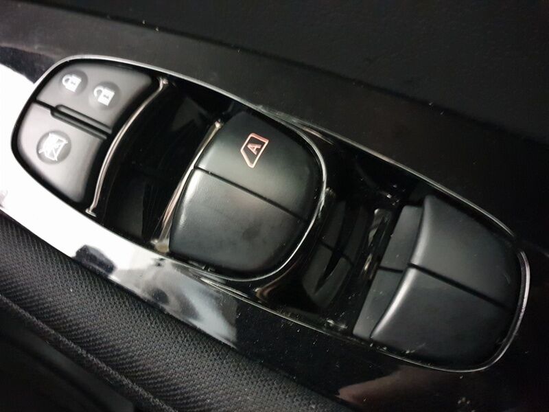 More views of Nissan Leaf