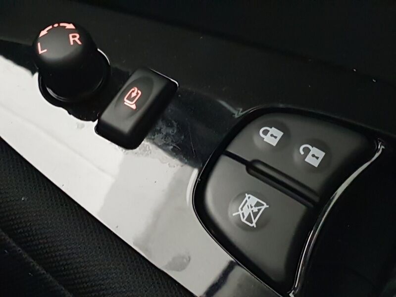 More views of Nissan Leaf