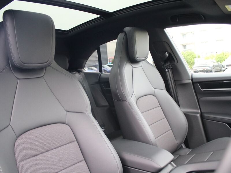 More views of Porsche Macan